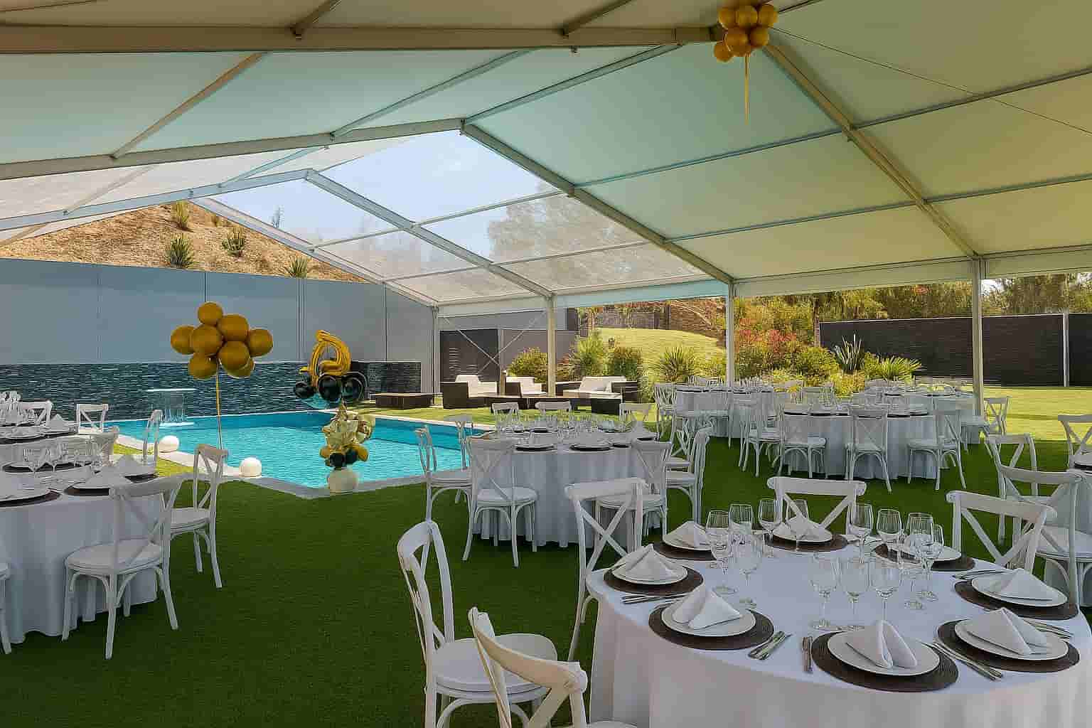 Decoración interior de una carpa para matrimonio