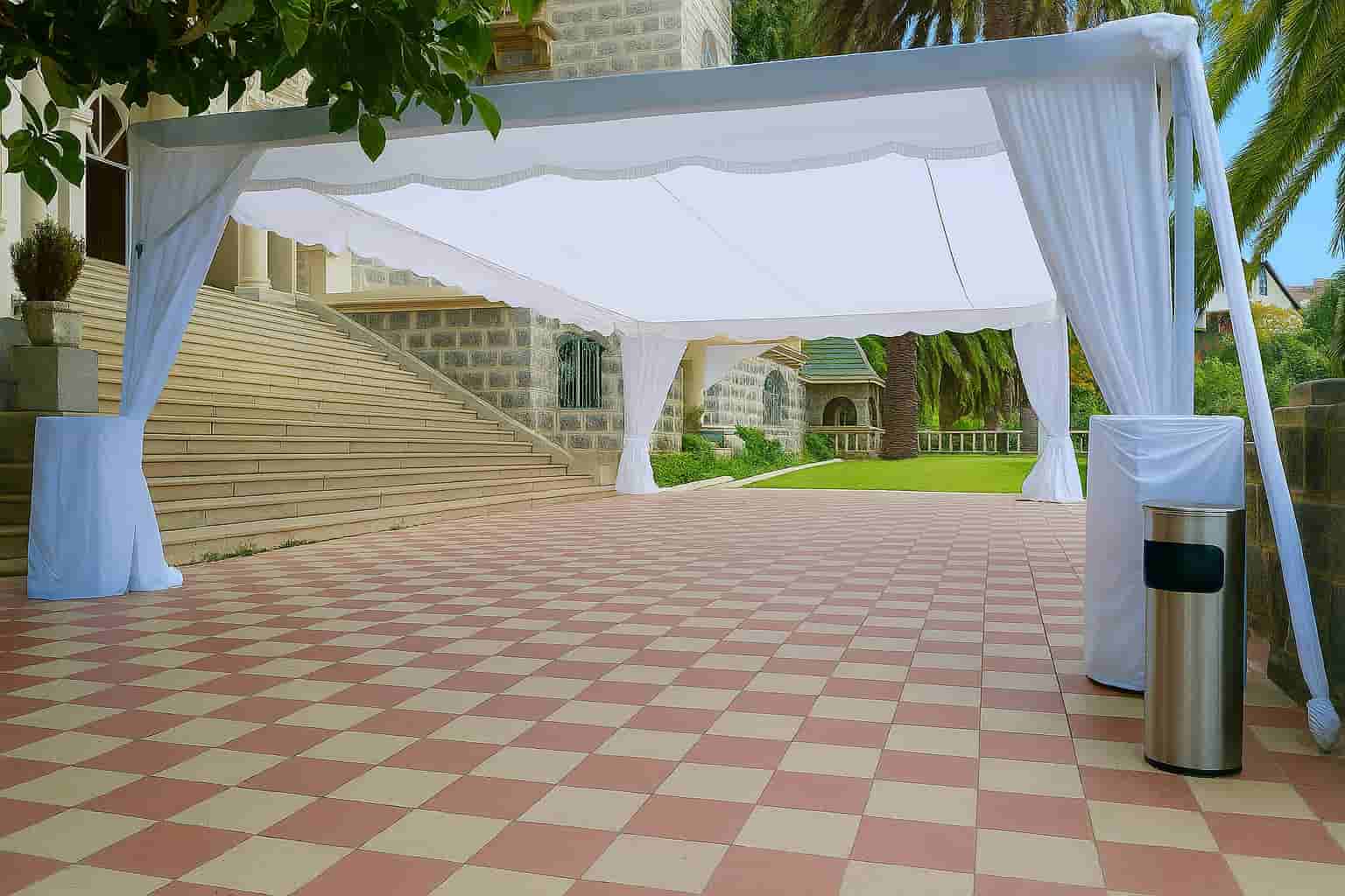 Carpas tradicionales de tela blanca para fiestas