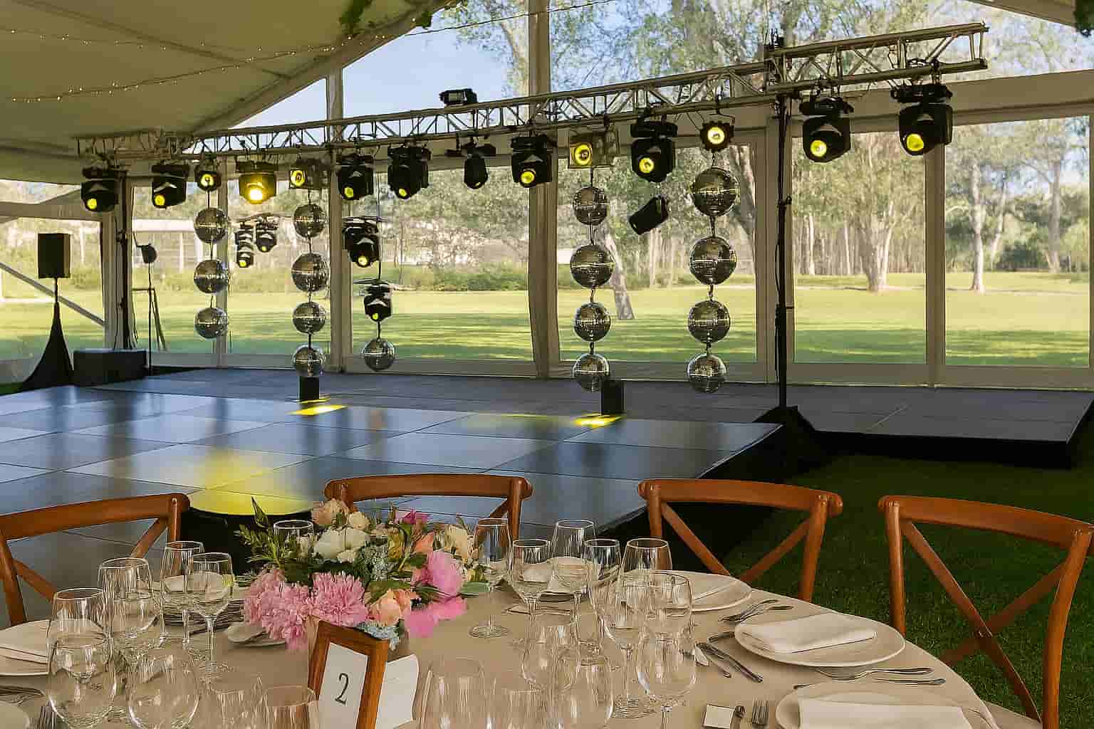 Montaje profesional de carpas para matrimonios